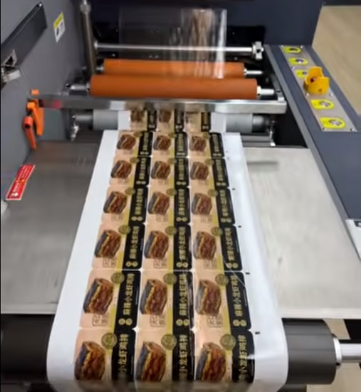 تعمل شركة Xinsen Packaging على ترقية ورشة عمل الملصقات الرقمية، مما يتيح إنتاجًا مرنًا عالي المزيج مع مراقبة جودة العملية الكاملة