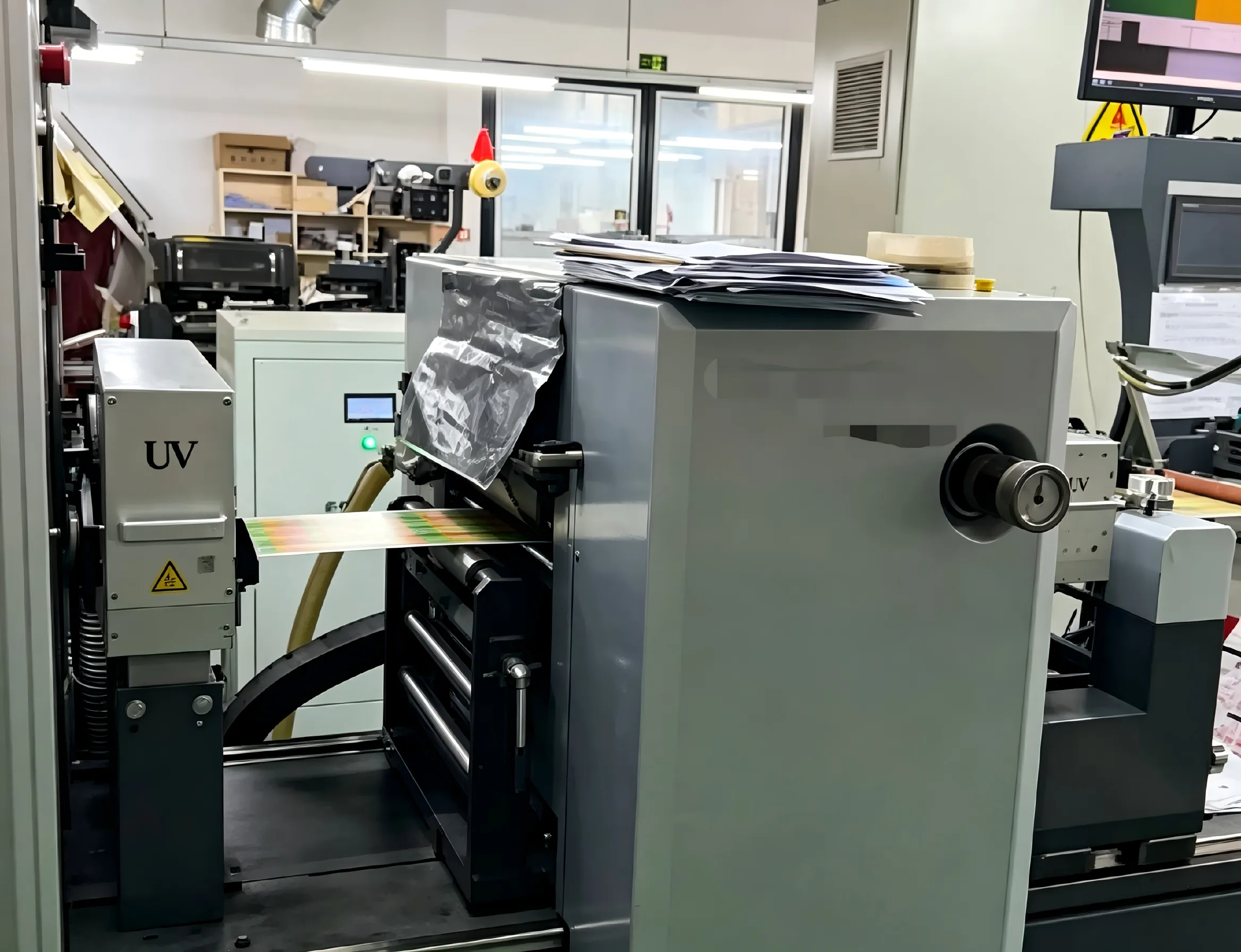 لماذا أصبحت ملصقات PS ذاتية اللصق خيارًا أكثر ذكاءً للتغليف الحديث؟